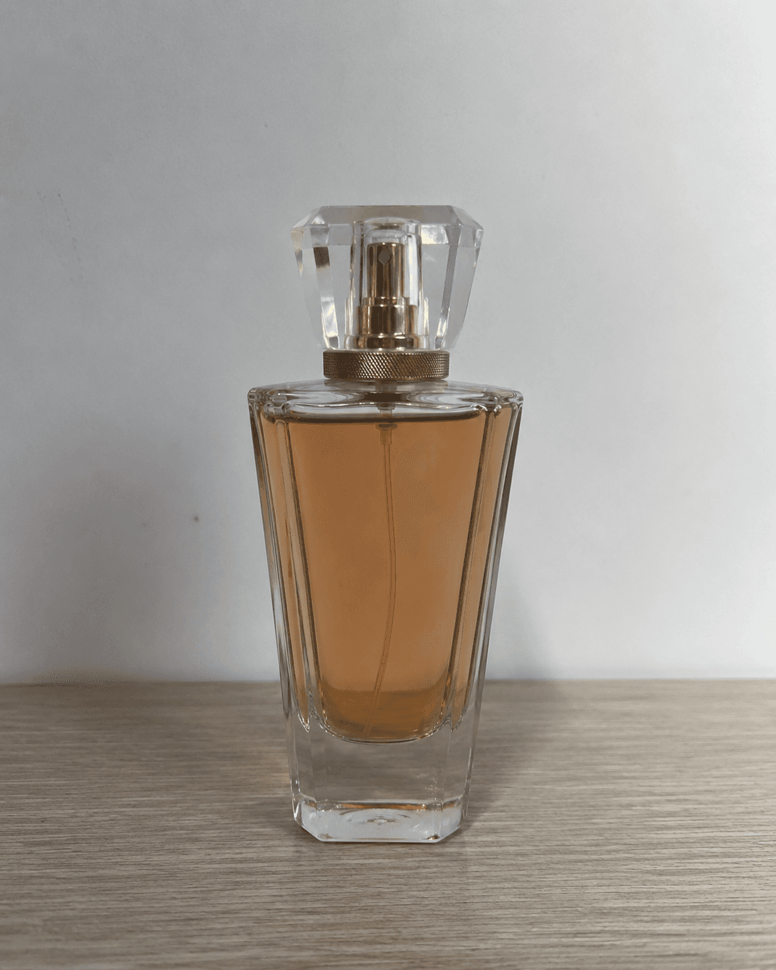 صورة العطر الأصلية الملتقطة بكاميرا الموبايل
